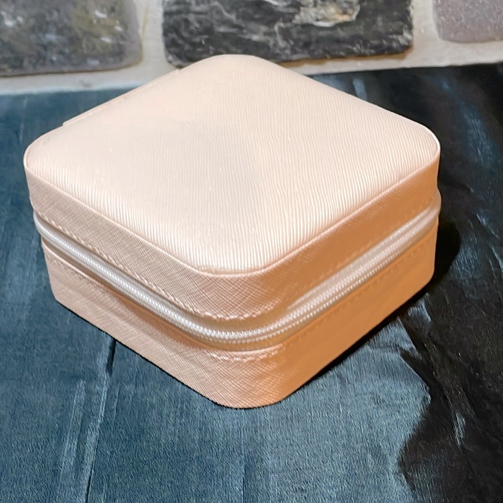 NWT Travel Jewelry Box in blush great for your purse or carry-on